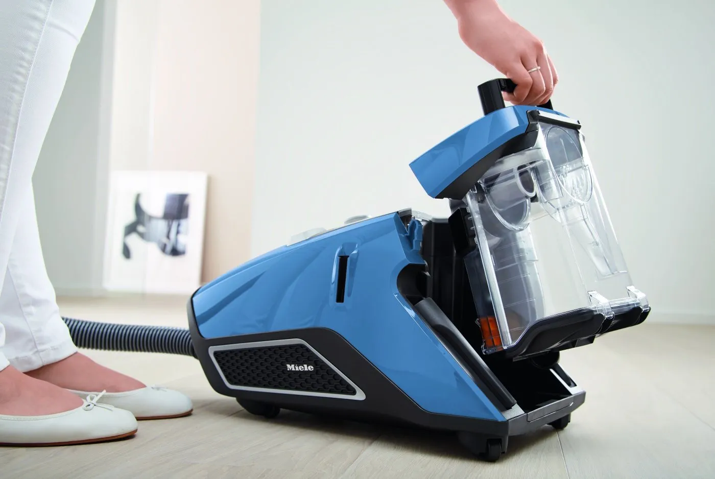 Miele Blizzard CX1 Turbo Team Bagless Vacuum Cleaner, Tech Blue - Powerful Suction, Easy to Use - Image 5